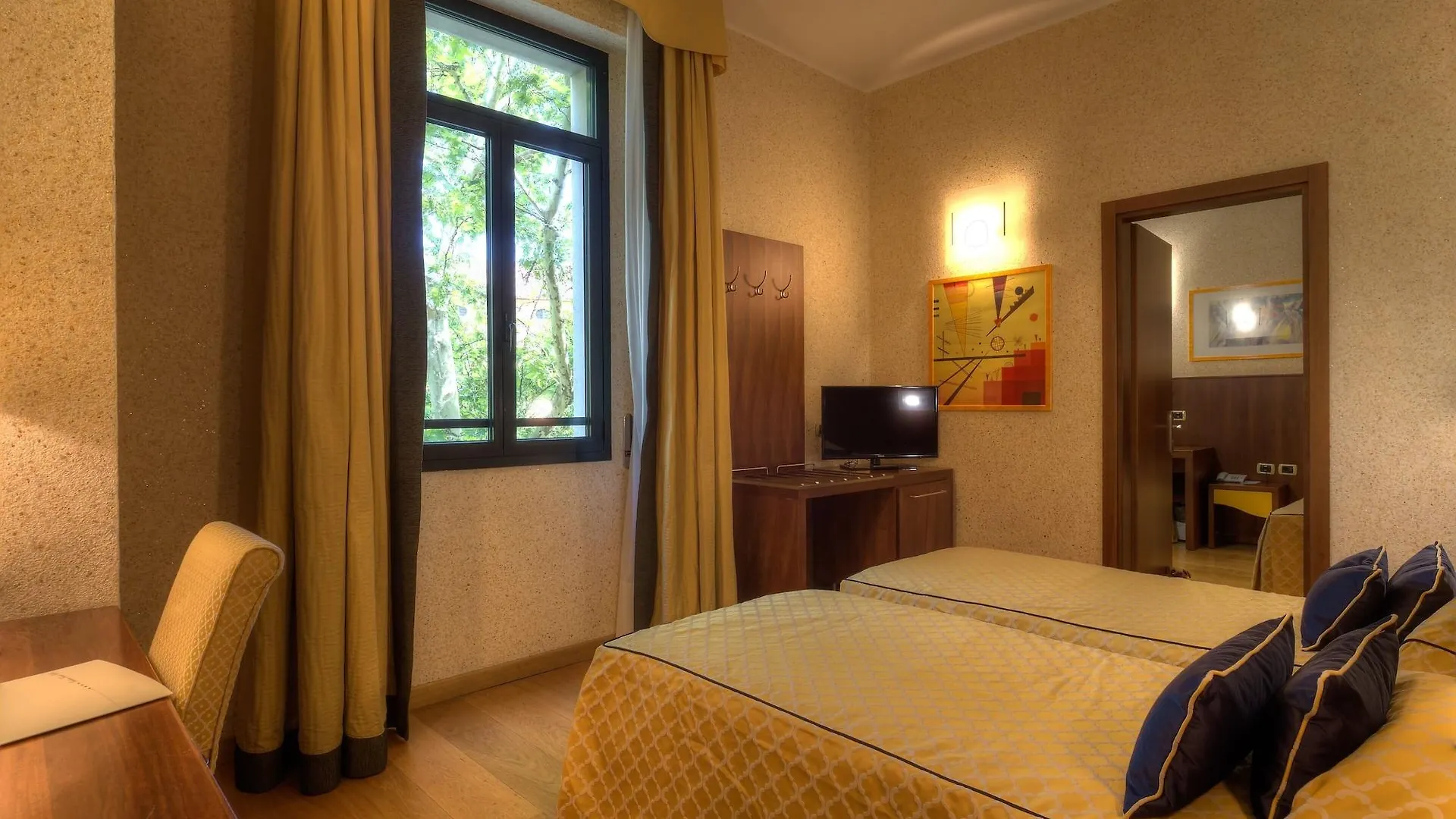 Central Park Hotel מודנה